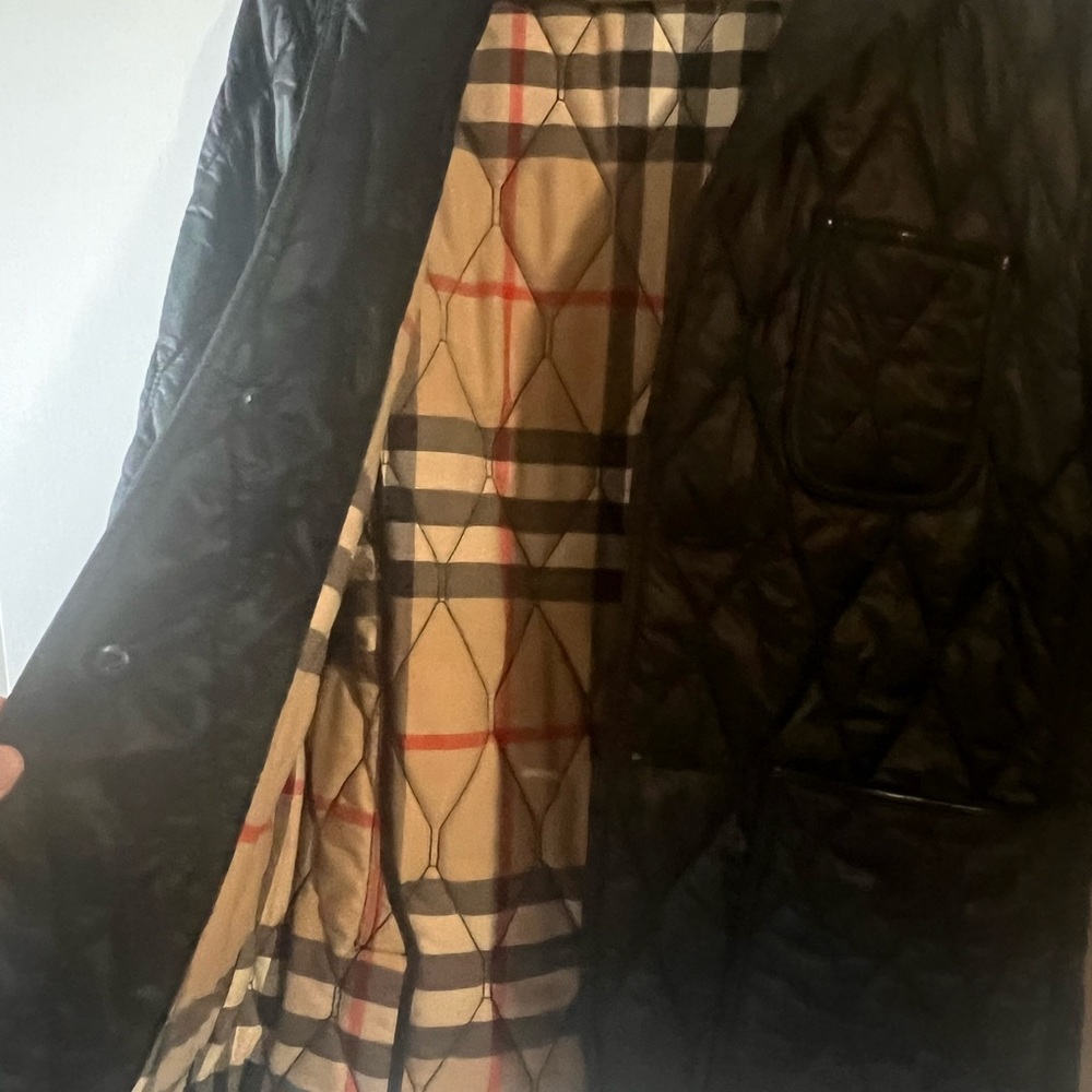 Mens authentic Burberry jacket. Excellent condition! Size Small.